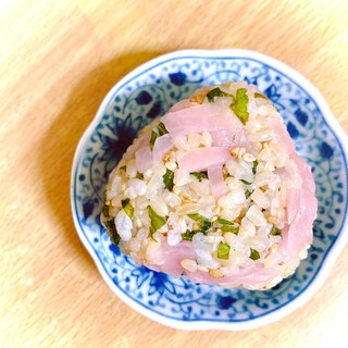 桜色が可愛い❁⃘*.ﾟ日野菜漬けと大葉の春待ち結び